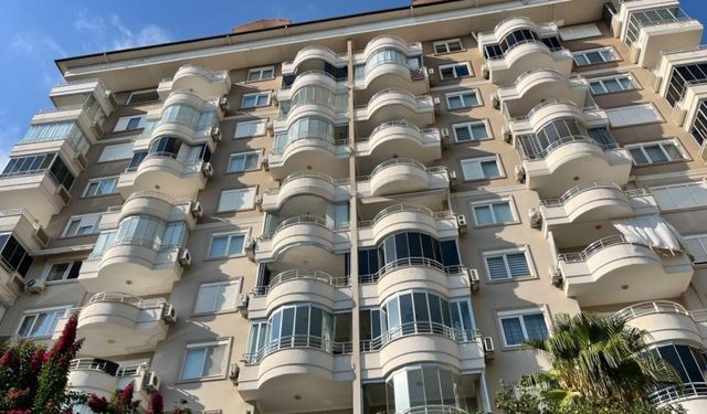 Alanya’da korkutan anlar! 8 katlı binada daireden dumanlar yükseldi