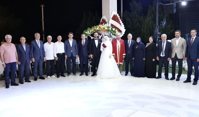 Antalya’da siyaseti buluşturan düğün! Kocagöz nikâhı kıydı, Çetin şahit oldu