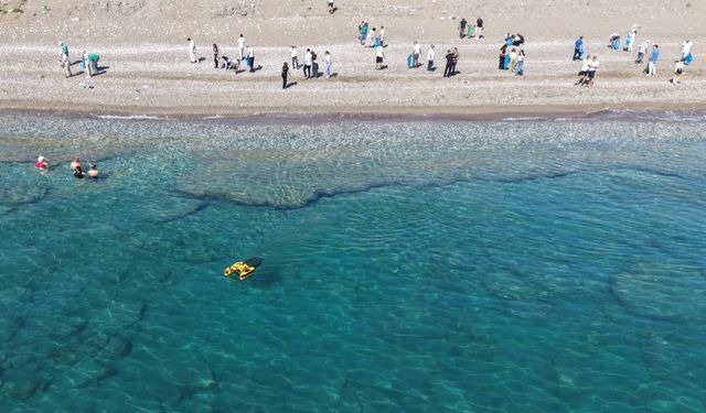 Antalya’da Dünya Temizlik Günü’nde sahile indiler