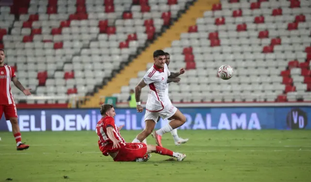 Antalyaspor-Sivasspor karşılaşmasında ilk 45 dakika 1-1