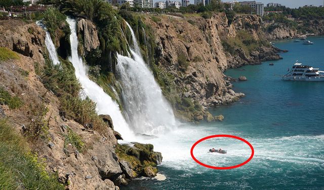 Düden Şelalesi’nde adrenalin dolu anlar! Botlar şelalenin dibine kadar girdi