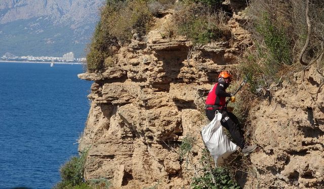 Antalya’da 35 metre yükseklikte büyük temizlik