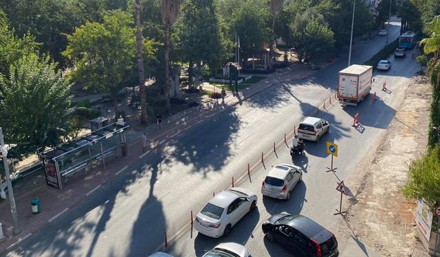 Güllük Caddesi’nde kaldırım çalışması trafiği kilitledi