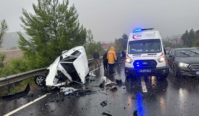 Muğla’da feci kaza! Otomobil parçalara bölündü