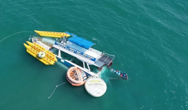 Manavgat’ta turistik tekne az kalsın batıyordu: Şişme botlarla kurtarıldı