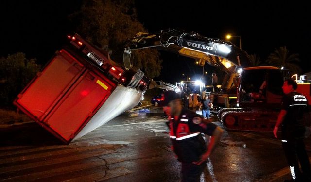 Manavgat’ta can pazarı! TIR'ın altında kalan 2 kişi öldü