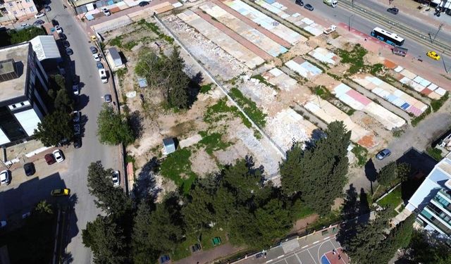 Antalya’da kentin kalbi molozlara teslim! Hemen yanında okul ve su kuyusu var