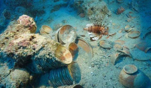 Adrasan açıklarında 2 bin 100 yıllık sofra takımı bulundu