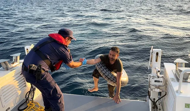 Yunanistan’a can simidi ile yüzerek geçmeye çalışan göçmen yakalandı