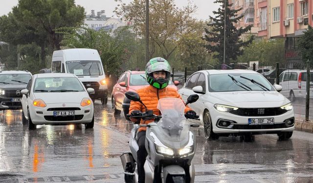 Antalya’da sağanak ana arterlerde trafiği kilitledi!