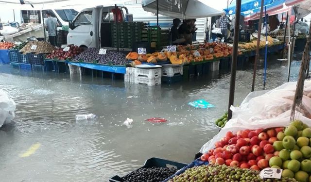 Alanya’da sağanak pazarı göle çevirdi: Esnaf tezgahı zor kurtardı