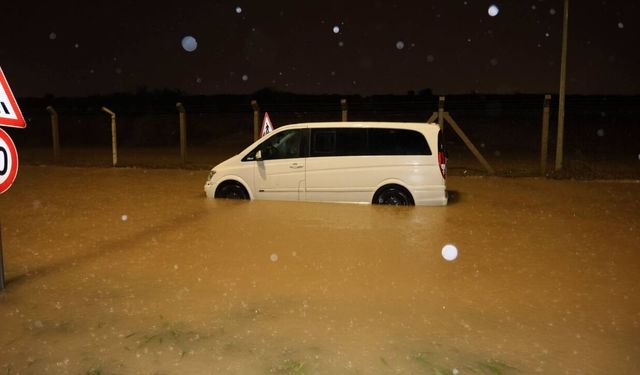 Antalya’da sel mağduru sürücülere uyarı: Kontağı sakın çevirmeyin!