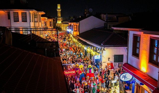 Antalya’da geceye damga vuran görüntüler! 15 ülkeden geldiler, sokakları doldurdular