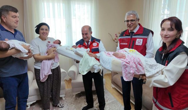 Antalya’da dördüz sevinci yaşayan aileye Bakan Göktaş’tan görüntülü tebrik