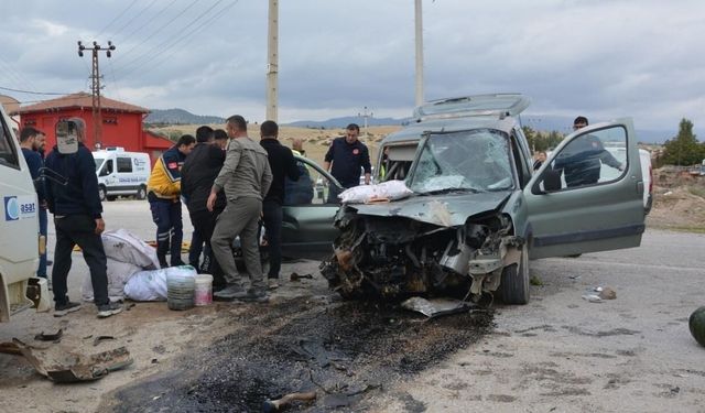 Korkuteli'nde iki kamyonet çarpıştı: 1 ölü!