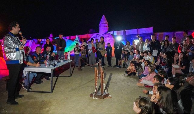 Kum heykeller arasında uzay buluşması: Çocuklar astronotlara sorular yağdırdı