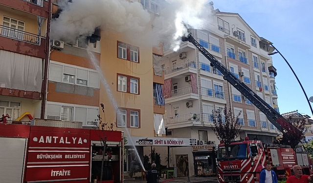 Manavgat’ta 5 katlı binada yangın! 2’si çocuk 4 kişi kurtarıldı