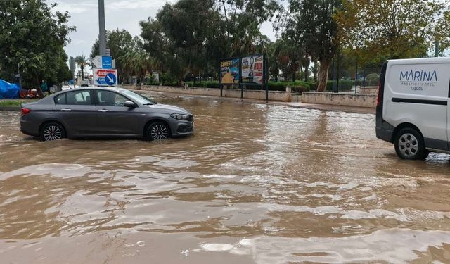 Mersin’i sağanak vurdu! Dereler taştı, seralar su altında kaldı