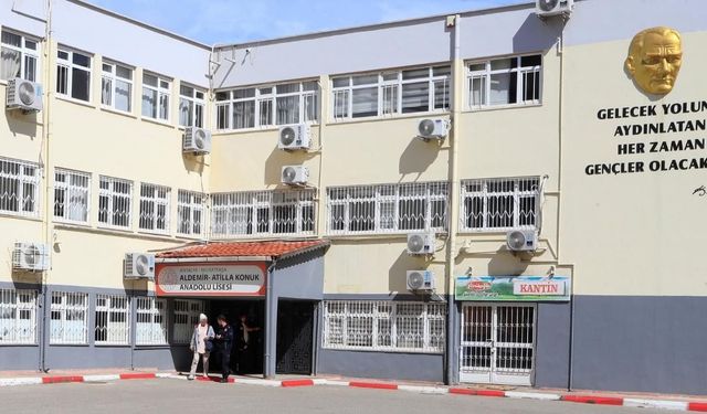 Antalya'da KPSS sınavı sonrası okulda kilitli kaldı