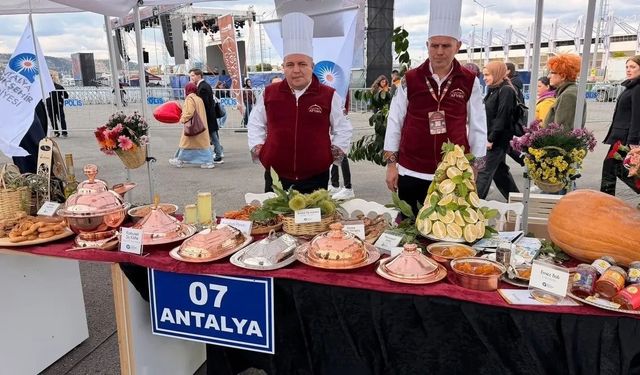 257 metrelik sofrada Antalya sürprizi! 81 il buluştu, Guinness rekoru geldi