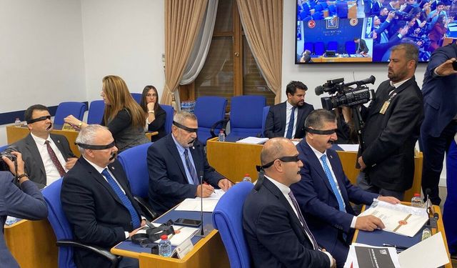 YENİ Partili vekillerden siyah bantlı “sansür” protestosu