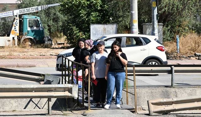Kepez’de tehlikeli geçiş! Vatandaşlar 3 yıldır yapılmayan üst geçidi bekliyor