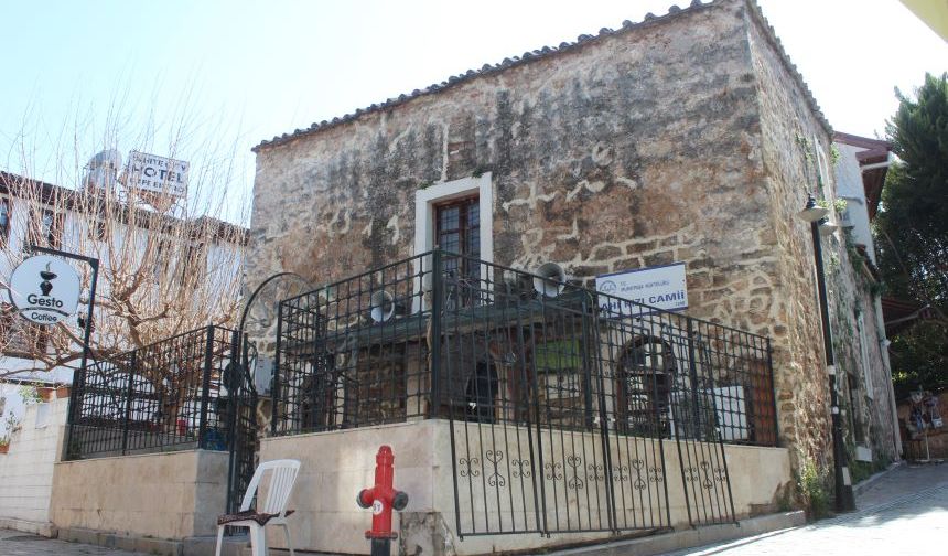 Antalya Kaleiçi’nde tarihi caminin elektriği 'kaçak' kullanım iddiasıyla kesildi!