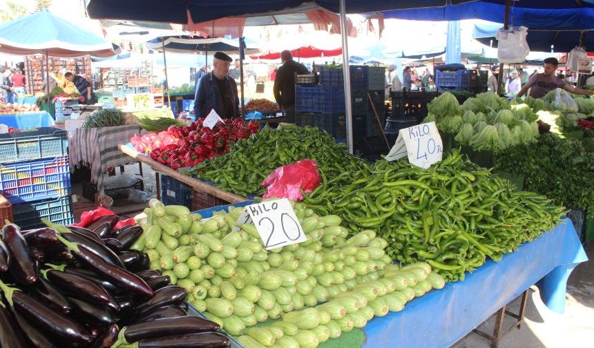 Muratpaşa Meltem Açık Semt Pazarı’nda şubatın son pazarı... Güncel pazar fiyatları... Sebze meyve, şarküteri...