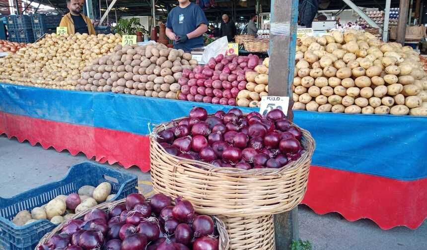Antalya bu pazara akın ediyor! Kepez Cumartesi Pazarı'nda güncel sebze meyve fiyatları... Domates, patlıcan, ıspanak...