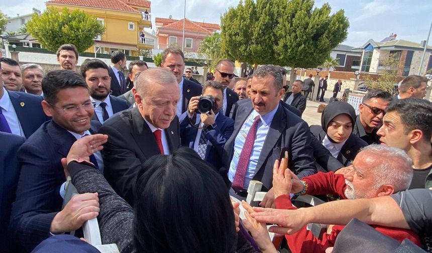 Cumhurbaşkanı Erdoğan’a cami avlusunda sevgi seli