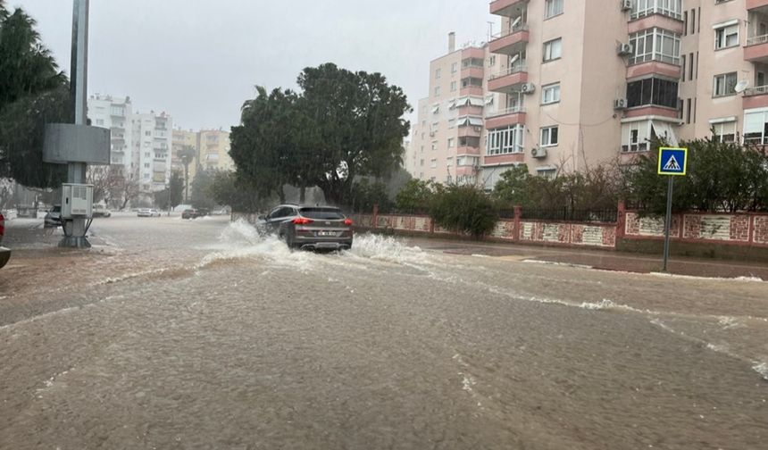 Sağanak yağış Türkiye’yi esir alıyor! 49 il için sarı kod uyarısı