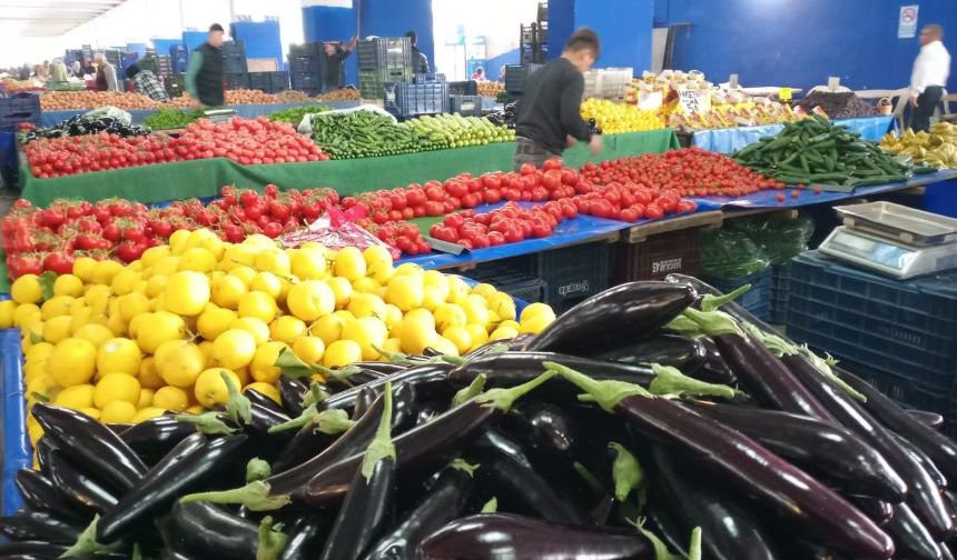 Antalya’nın meşhur Çarşamba Pazarı’nda güncel sebze ve meyve fiyatları! Domates, patlıcan, kereviz, portakal…
