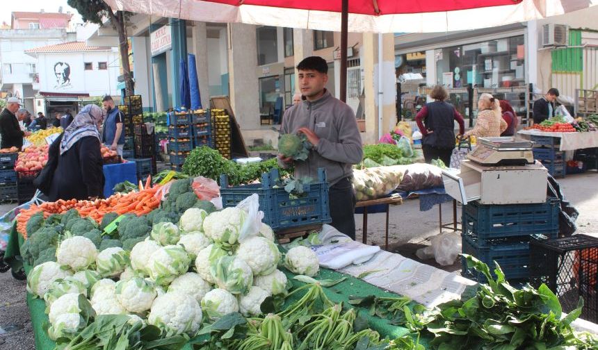 Bahar havası pazarı da sakinleştirdi! Muratpaşa Cuma Pazarı'nda güncel sebze meyve fiyatları... Yeşillik, domates, biber