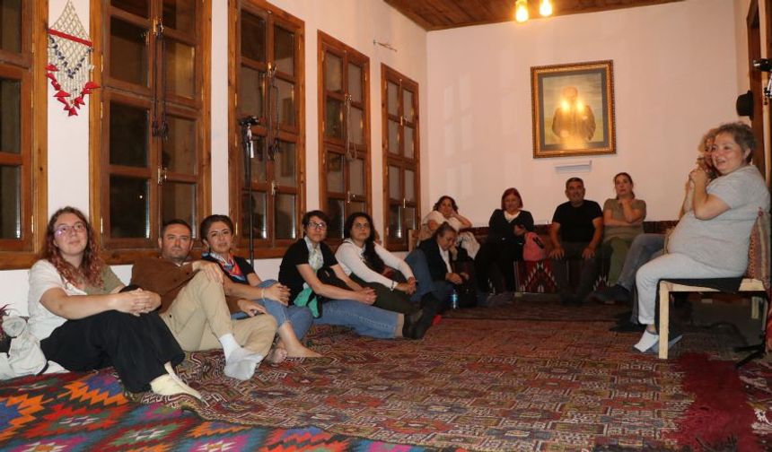 Burdur'da en eğlenceli muhabbet! O geleneği hem tanıtıyor hem de yaşatıyor!