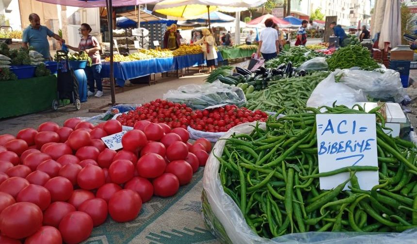 Antalya’nın en çok tercih edilen pazarı… Cuma Pazarı’nda güncel sebze ve meyve fiyatları…