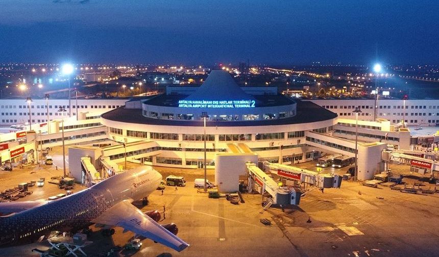 Antalya’da havalimanında uçaklara fırtına rötarı