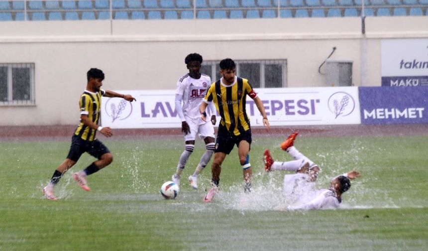 Burdur’da oynanan hazırlık maçına sağanak yağış engel oldu