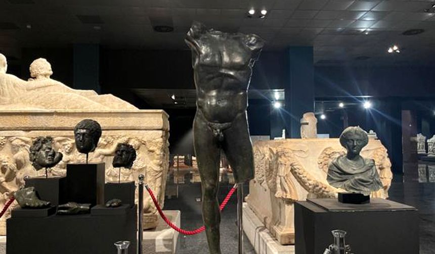 Anadolu'dan kaçırılan o eserler Türkiye'ye getirildi! Bronz imparator heykeli, sikke, vazo...