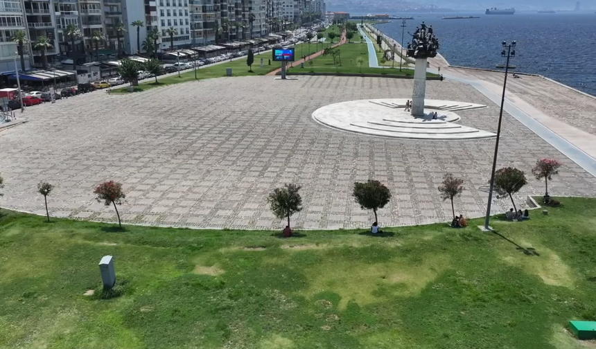 İzmir'de cadde ve meydanlar boş kaldı