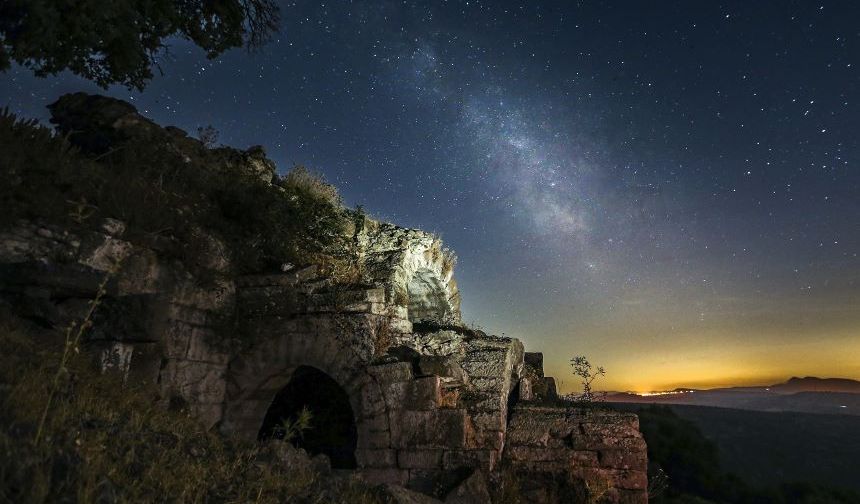 Samanyolu galaksisinin eşsiz manzarası Manisa’daki antik tiyatrodan görüntülendi