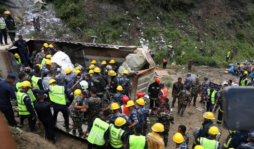 Nepal'de bir uçak kalkışı sırasında yere çakıldı! 18 ölü