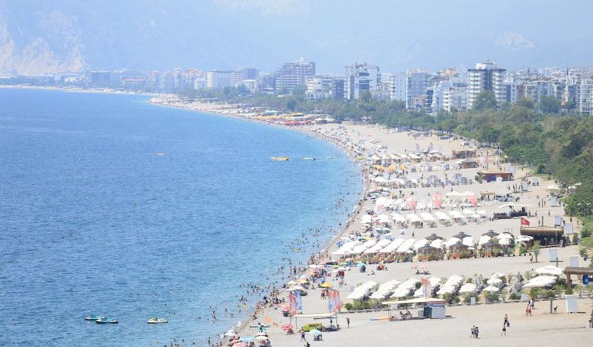 Antalya'da sıcakta kaçan soluğu sahilde aldı