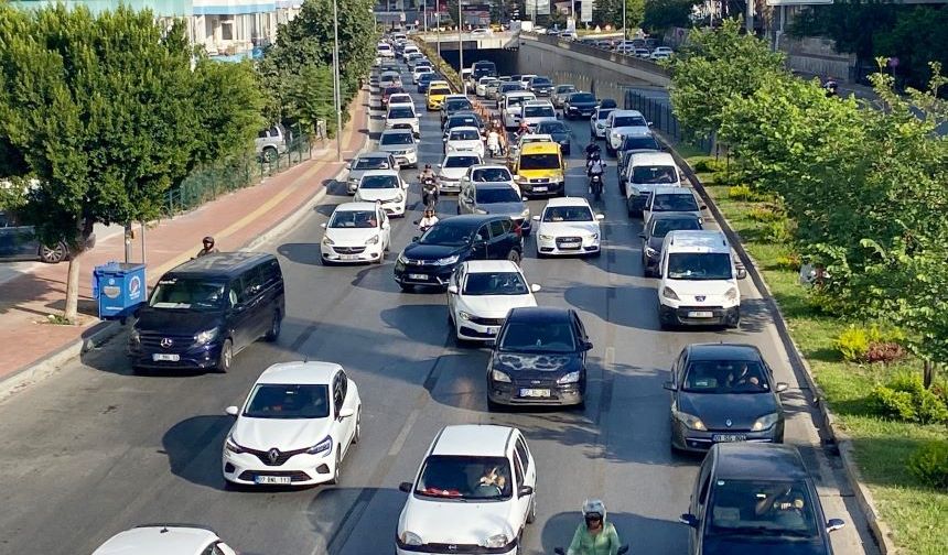 Ak Partili Ali Çetin'den Muhittin Böcek’e trafik göndermesi