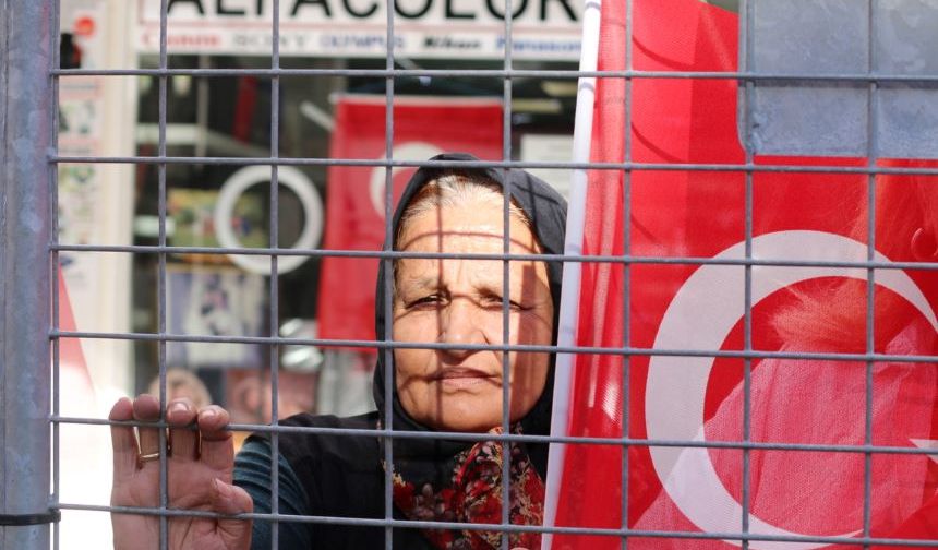 Antalya’da cumhuriyet coşkusu! Demir bariyerli kutlama!