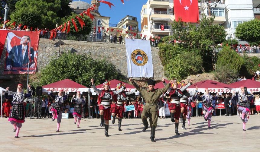 Alanya’da anlam dolu bir gün! Cumhuriyet'i coşkuyla kutladılar