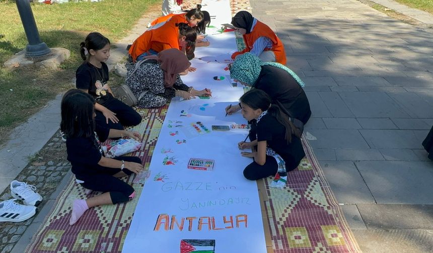 Antalya çocukları, resimlerini Filistin için çizdi