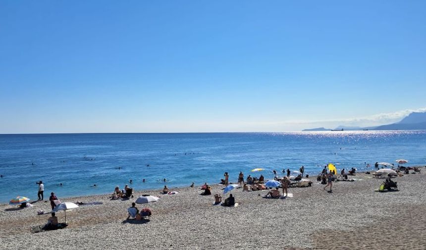 Antalya plajlarında tatil yoğunluğu! 29 Ekim'de vatandaşlar plaja akın etti