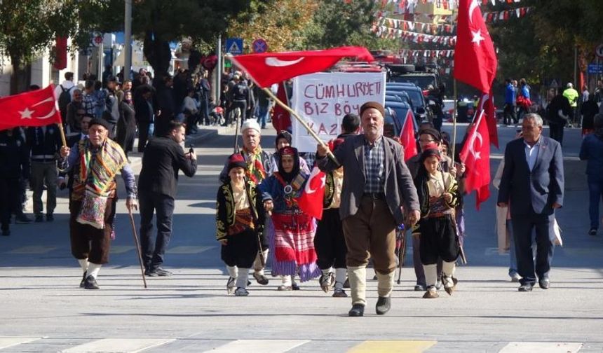 Burdur’da Cumhuriyet Bayramı herkesi zaman yolculuğuna çıkardı