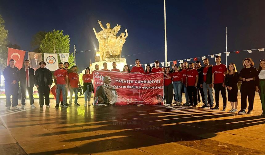 Antalya’da CHP gençliğinden Cumhuriyet manifestosu