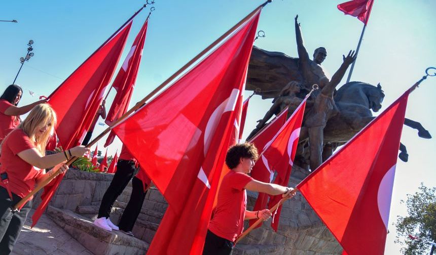 Antalya'da Cumhuriyet coşkusu! Ata'ya çelenk sunuldu